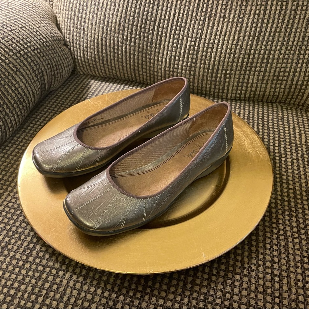 Life Stride Bronze Flats Size 8